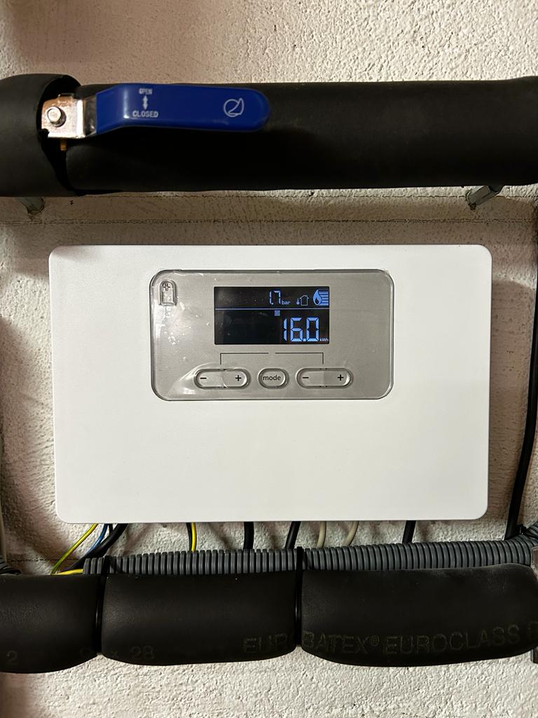Cuadro de control de la instalación de aerotermia con la presión del circuito