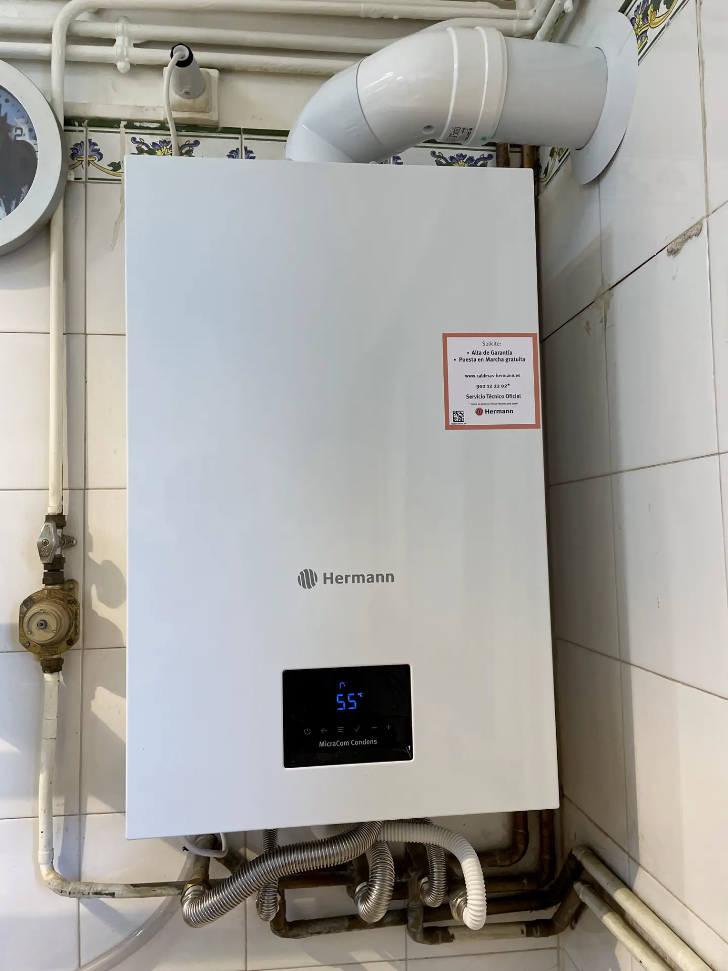 Caldera Hermann MicraCom Condens instalada en un baño con azulejos