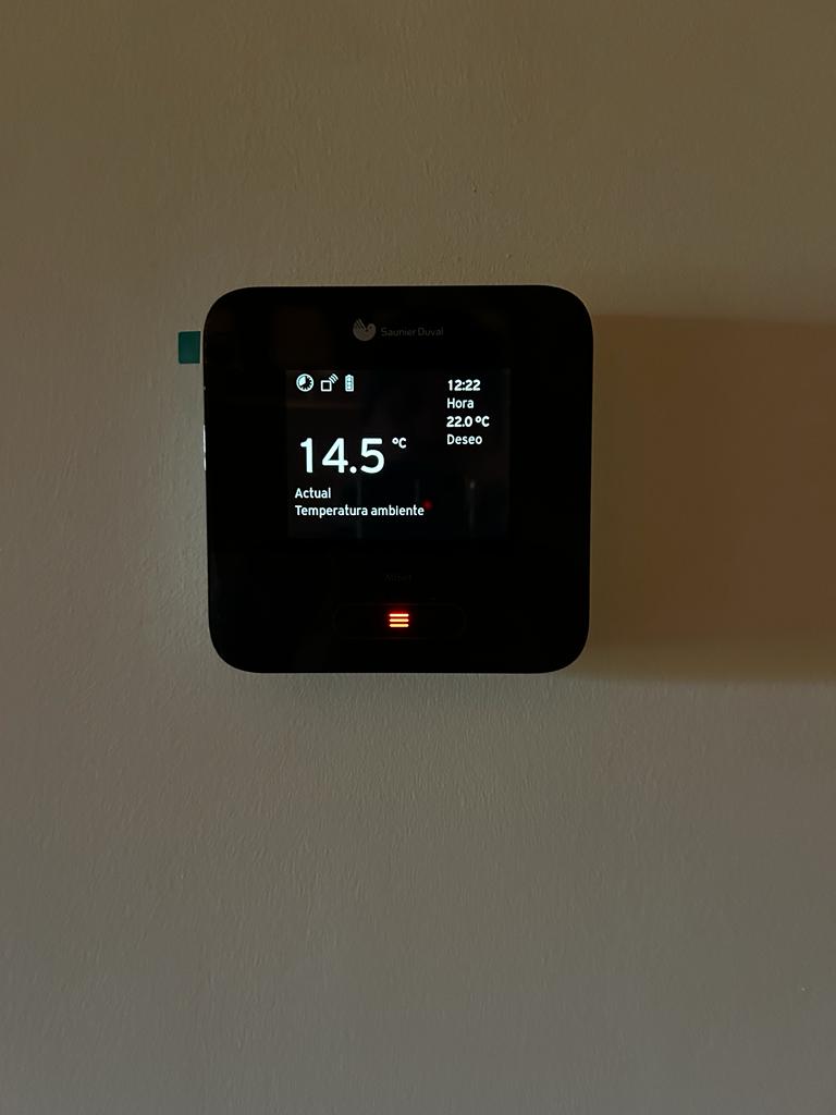 Termostato Saunier Duval en pared indicando 14,5 grados