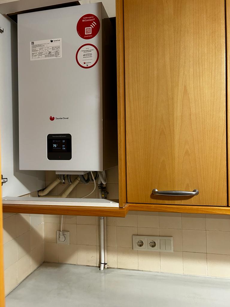 Caldera Saunier Duval ThemaFast instalada dentro de un mueble de cocina