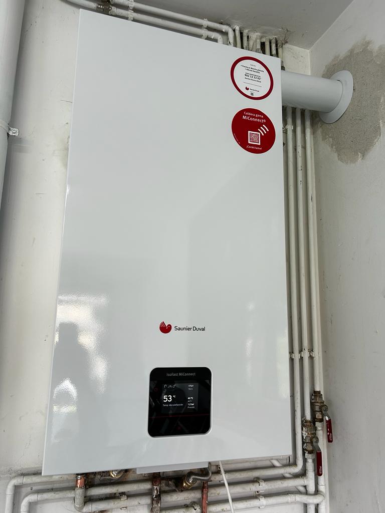 Caldera Saunier Duval IsoFast Condens MiConnect 35 instalada en sala técnica