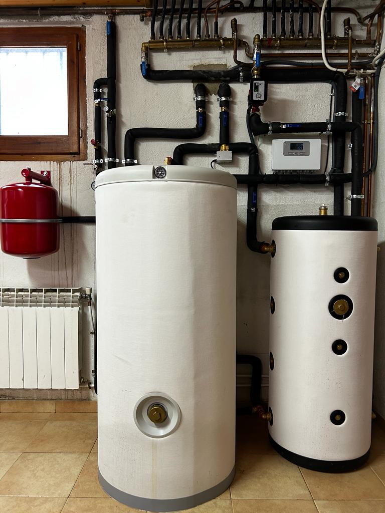Sala técnica con acumulador de agua caliente, depósito de inercia y colectores de la instalación de aerotermia