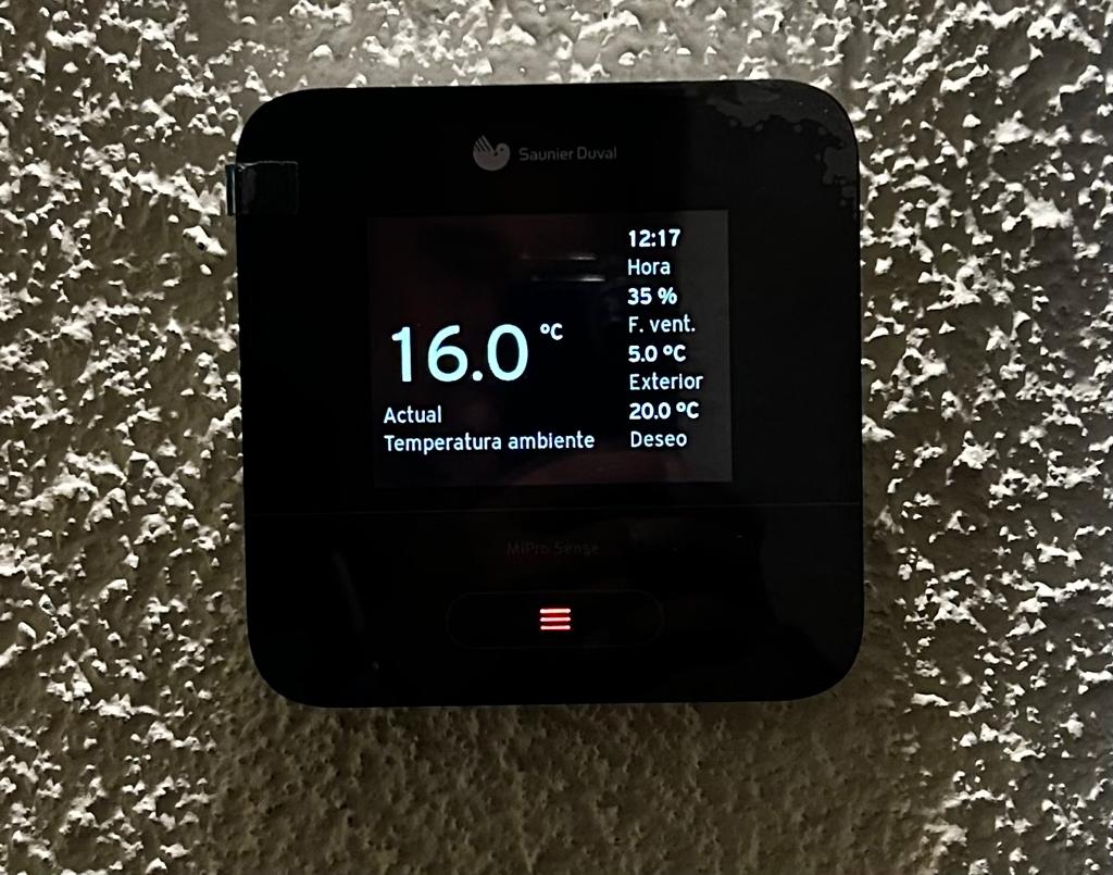 Termostato MiPro Sense de Saunier Duval mostrando la temperatura ambiente